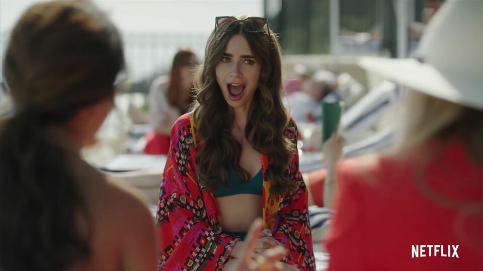 Lily Collins in action i Emily in Paris på Netflix. Lily Collins in action i Emily in Paris på Netflix.