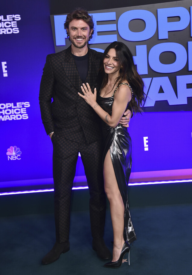Adam Demos och Sarah Shahi. Adam Demos och Sarah Shahi.