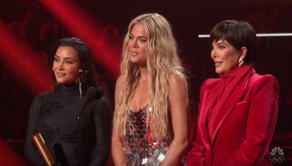 Kim, Khloé och Kris tar emot pris för bästa realityserie. Kim, Khloé och Kris tar emot pris för bästa realityserie.