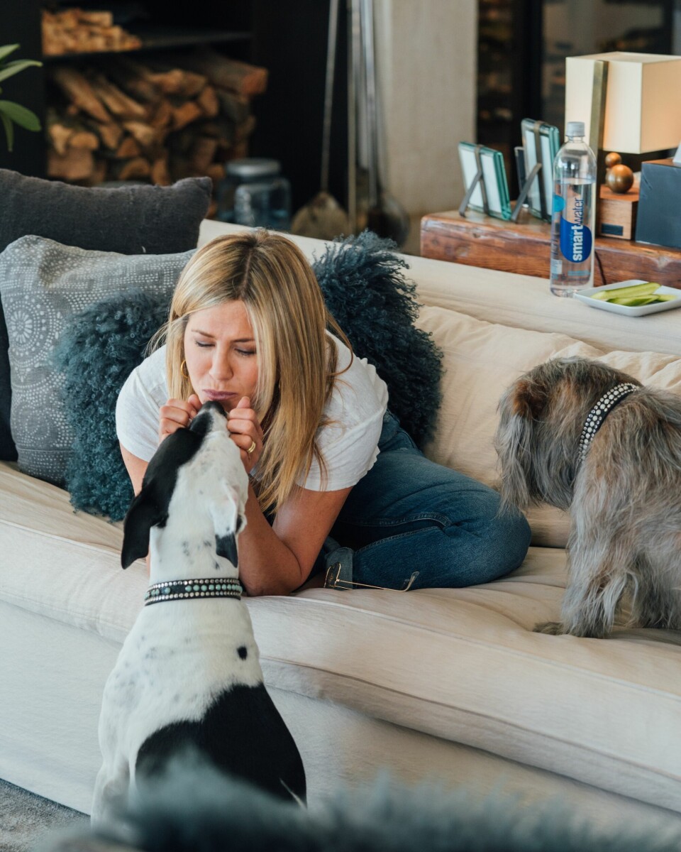 Jennifer Aniston med sina pälsklingar, hundarna Sophie och Dolly. Jennifer Aniston med sina pälsklingar, hundarna Sophie och Dolly.