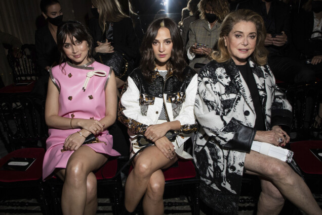 Alicia Vikander på front row under Louis Vuittons visning under modeveckan i Paris, ihop med Ana de Armas och Catherine Deneuve. Alicia Vikander på front row under Louis Vuittons visning under modeveckan i Paris, ihop med Ana de Armas och Catherine Deneuve.