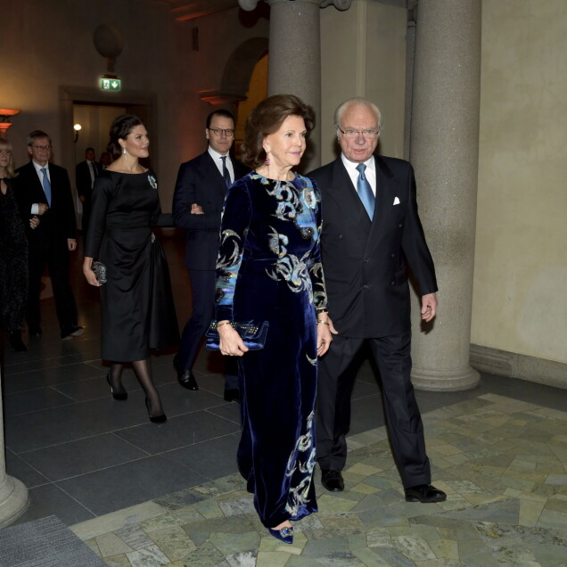 Kungen och drottningen tar täten med kronprinsessan och prins Daniel bakom. Kungen och drottningen tar täten med kronprinsessan och prins Daniel bakom.