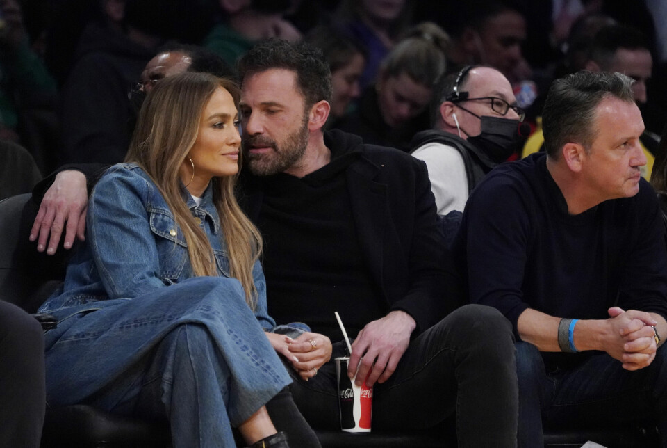 Turturduvorna J.Lo och Ben Affleck på basketmatch mellan Los Angeles Lakers och Boston Celtics. Turturduvorna J.Lo och Ben Affleck på basketmatch mellan Los Angeles Lakers och Boston Celtics.