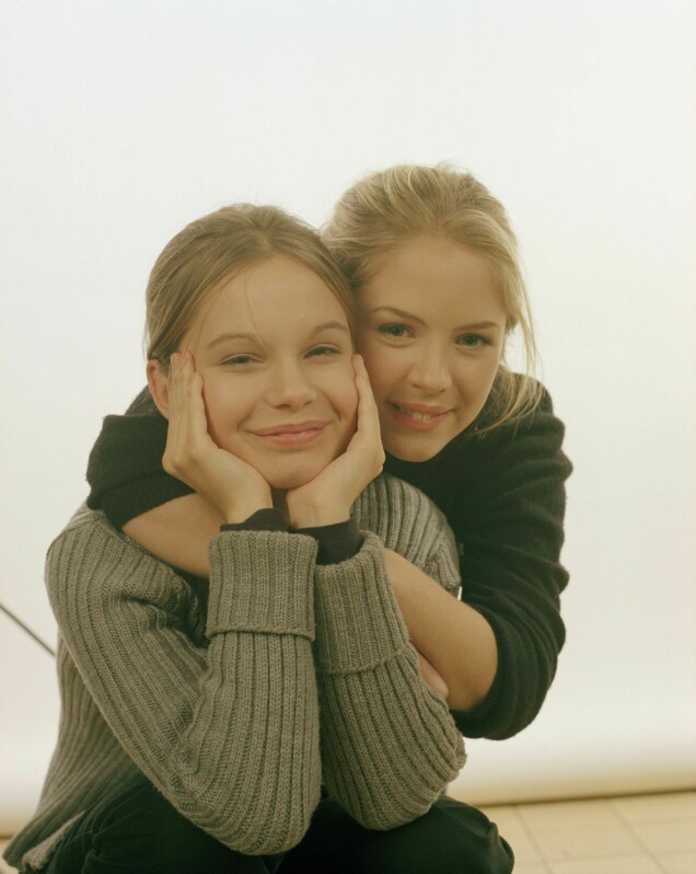 Rebecka Liljeberg och Alexandra Dahlström spelade huvudrollerna Agnes och Elin i Fucking Åmål, som regisserades av Lukas Moodysson. Rebecka Liljeberg och Alexandra Dahlström spelade huvudrollerna Agnes och Elin i Fucking Åmål, som regisserades av Lukas Moodysson.