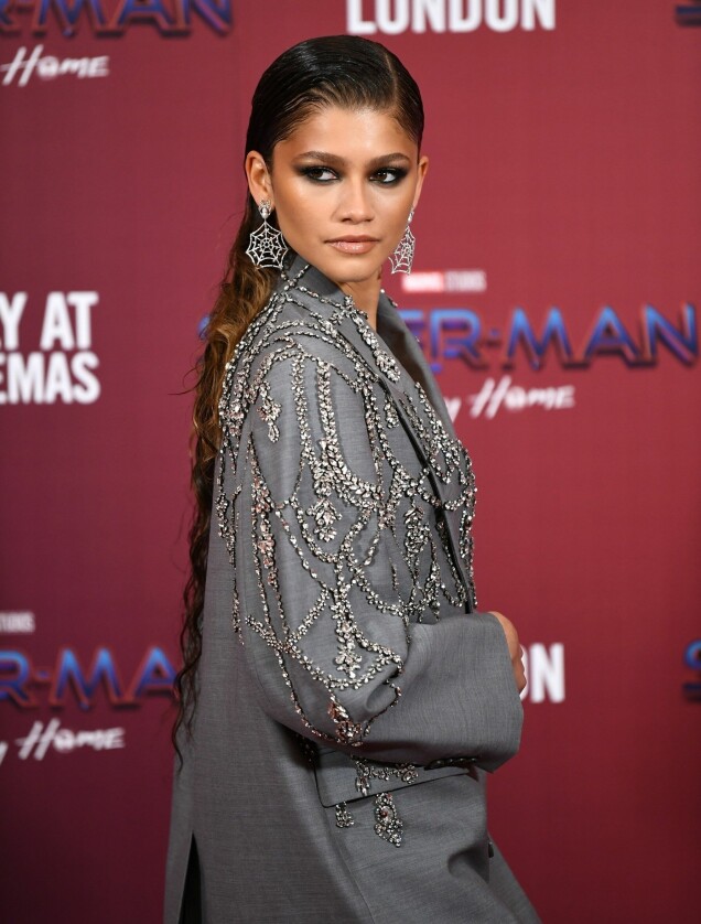 I början av december hade Zendaya hår ända ner till svanken, men nu är det klippt! I början av december hade Zendaya hår ända ner till svanken, men nu är det klippt!