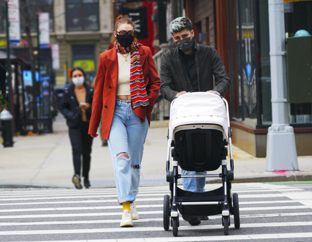 Gigi Hadid och Zayn Malik ute på New Yorks gator med dottern Khai i vagnen. Gigi Hadid och Zayn Malik ute på New Yorks gator med dottern Khai i vagnen.
