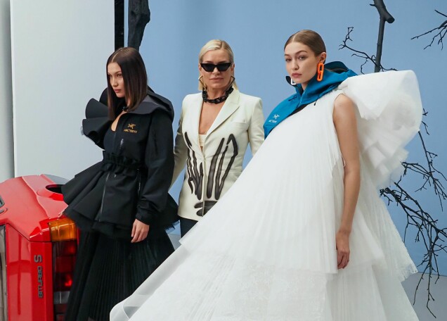Bella Hadid, Yolanda Hadid och Gigi Hadid under Paris Fashion Week 2020. Bella Hadid, Yolanda Hadid och Gigi Hadid under Paris Fashion Week 2020.
