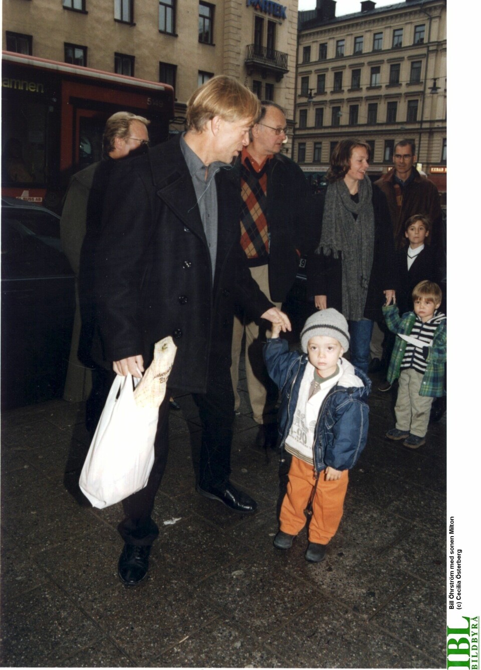 Milton Öhrström fotograferad som liten intill pappa Bill. Milton Öhrström fotograferad som liten intill pappa Bill.