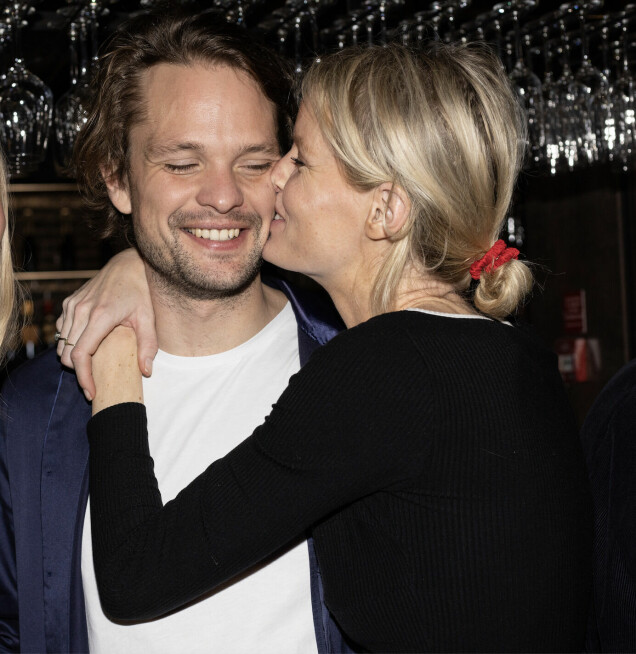 Otto Sauer och Caroline Winberg är gulliga ihop på kändismingel i mitten på december 2021. Otto Sauer och Caroline Winberg är gulliga ihop på kändismingel i mitten på december 2021.