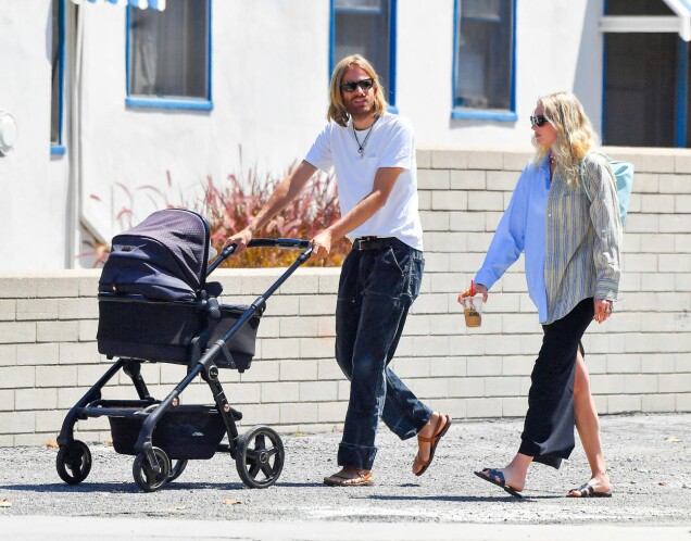 Elsa Hosk och pojkvännen Tom Daly med dottern Tuulikki i vagnen. Elsa Hosk och pojkvännen Tom Daly med dottern Tuulikki i vagnen.