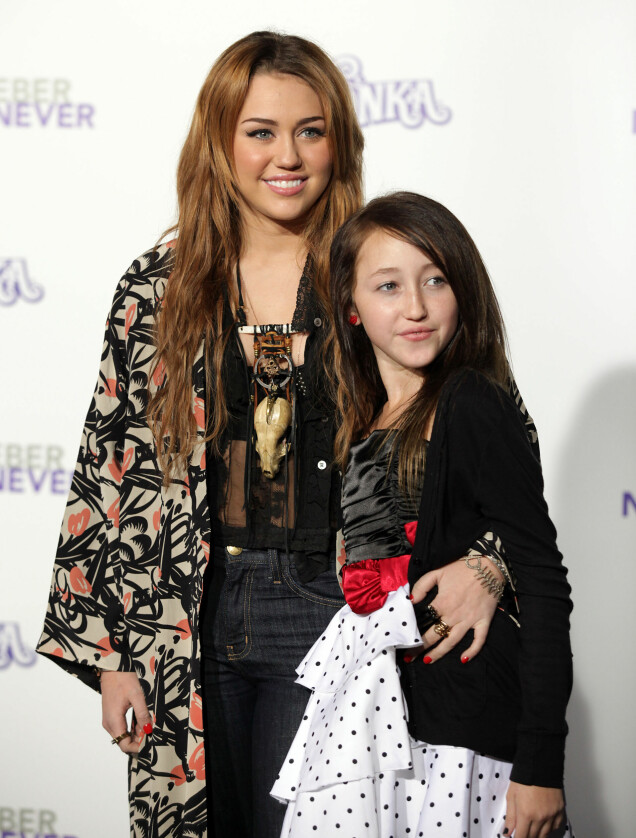 Miley Cyrus och Noah Cyrus på biopremiär 2011. Miley Cyrus och Noah Cyrus på biopremiär 2011.