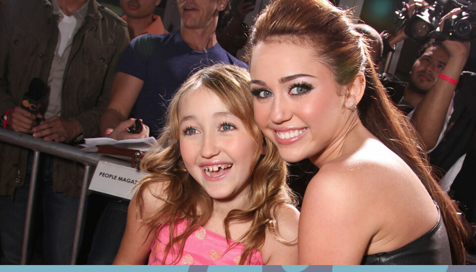 Miley Cyrus lillasyster går i hennes fotspår – här är Noah idag