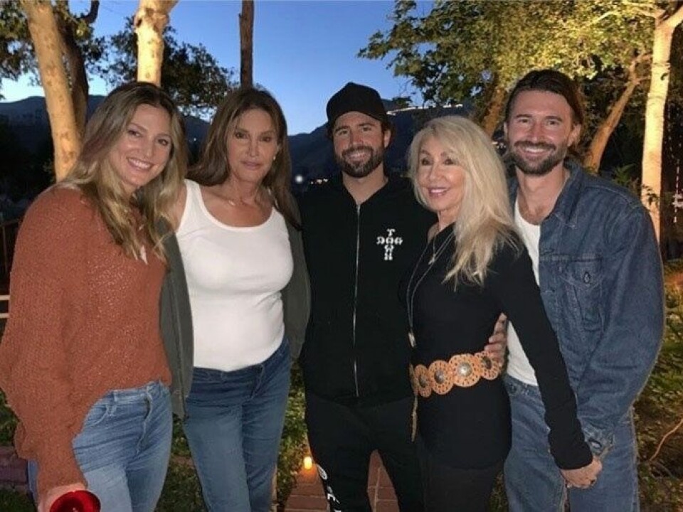 Syskonen Cassandra, Brody och Brandon poserar med de två senares mamma, Linda Thompson, och deras gemensamma pappa, Caitlyn Jenner, 2019. Syskonen Cassandra, Brody och Brandon poserar med de två senares mamma, Linda Thompson, och deras gemensamma pappa, Caitlyn Jenner, 2019.
