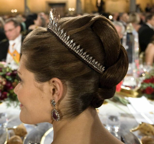Många tror nu att kronprinsessan har en sedan tidigare okänd piercing. Många tror nu att kronprinsessan har en sedan tidigare okänd piercing.