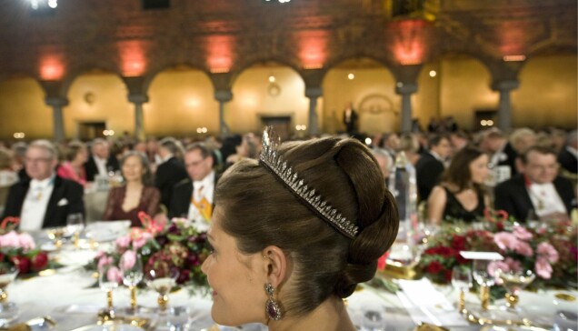 ”Det finns massa små knep för att få smycken att sitta bekvämt”, säger guldsmeden om kronprinsessans hängen till ELLE. ”Det finns massa små knep för att få smycken att sitta bekvämt”, säger guldsmeden om kronprinsessans hängen till ELLE.
