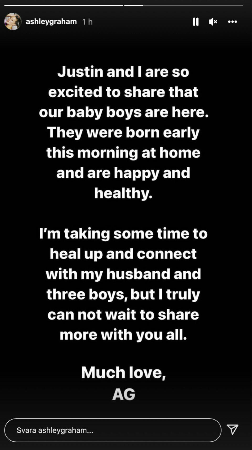 Skärmdump från Ashley Grahams Instagram story där hon berättar att tvillingarna anlänt. Skärmdump från Ashley Grahams Instagram story där hon berättar att tvillingarna anlänt.
