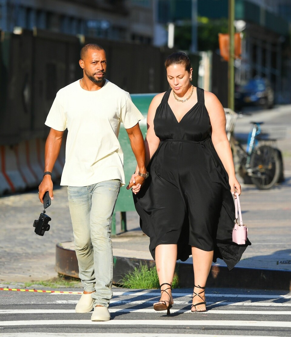 Justin Ervin och Ashley Graham under en promenad på stan sommaren 2021. Justin Ervin och Ashley Graham under en promenad på stan sommaren 2021.