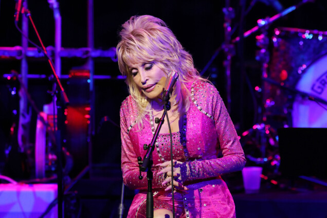 Dolly Parton visar sitt naturliga hår utan peruk