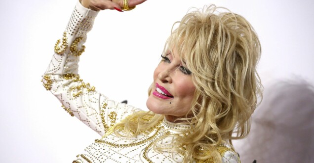 Dolly Parton visar sitt naturliga hår utan peruk