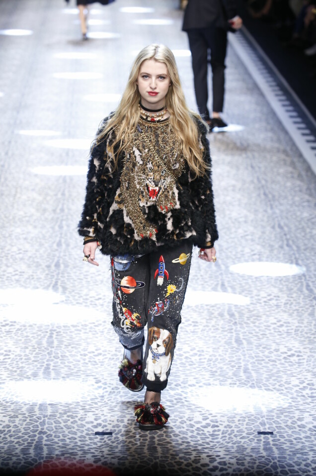 Här kliver hon fram för Dolce & Gabbana i Milano 2017. Här kliver hon fram för Dolce & Gabbana i Milano 2017.