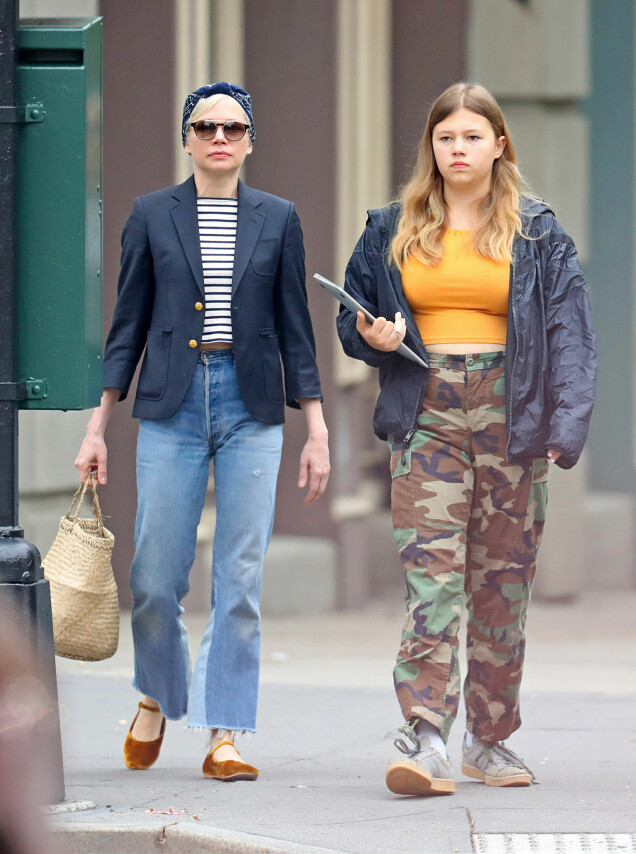 Mamma Michelle Williams ute och strosar med dotter Matilda Ledger. Mamma Michelle Williams ute och strosar med dotter Matilda Ledger.