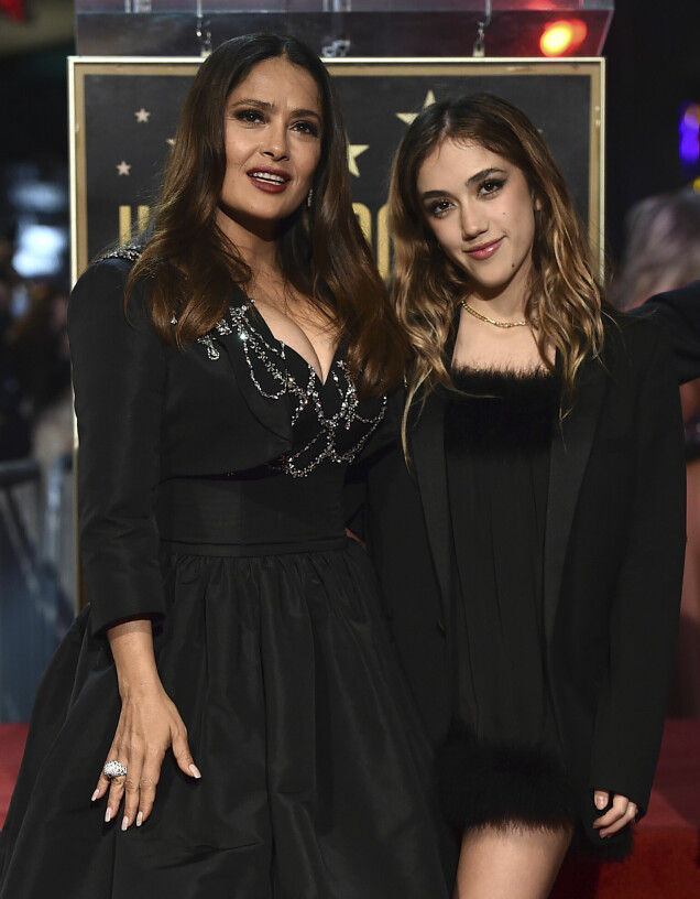 Mor och dotter, Salma Hayek och Valentina Pinault, strålar ikapp. Mor och dotter, Salma Hayek och Valentina Pinault, strålar ikapp.