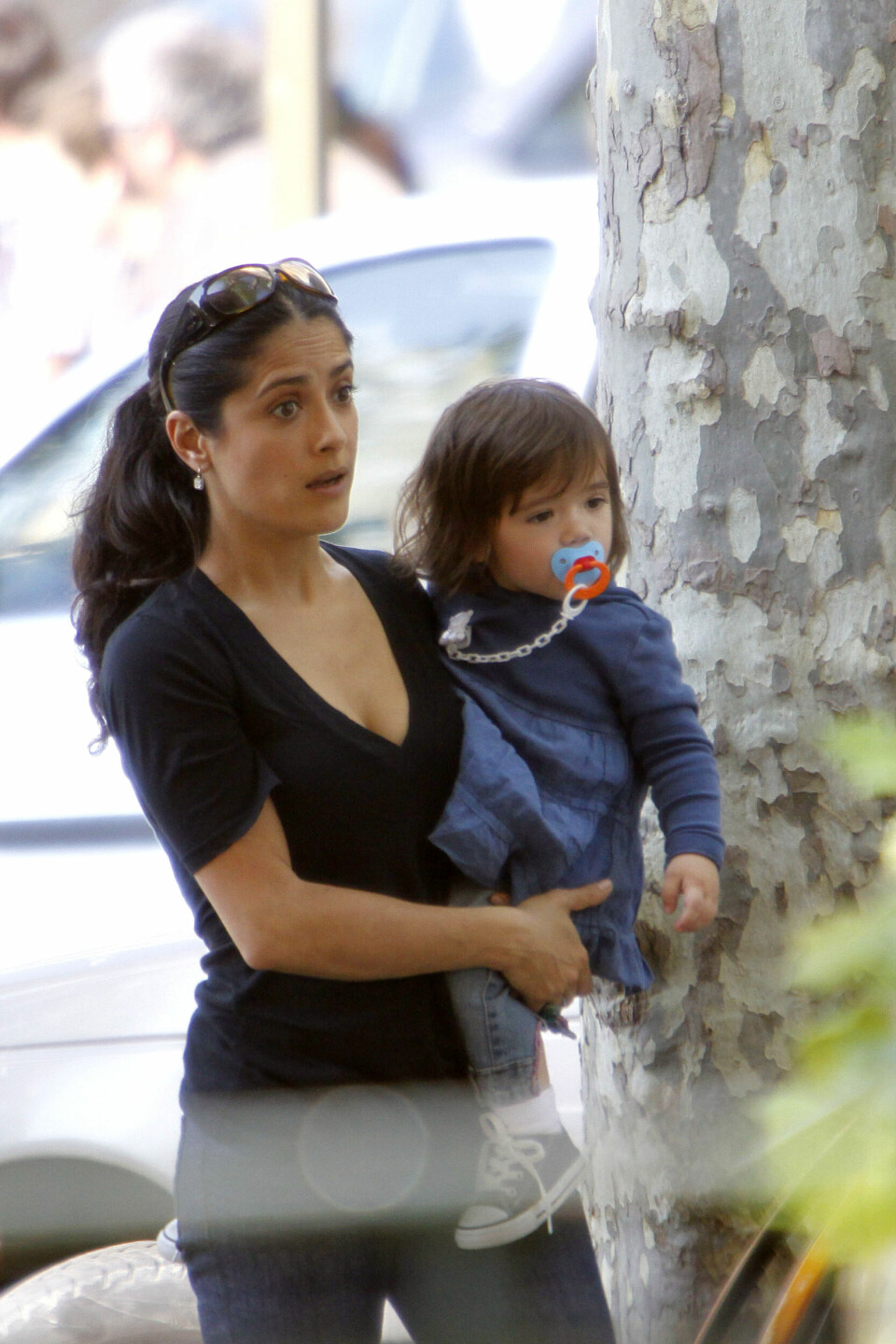 Salma Hayek med lilla Valentina som 2-åring, 2009. Salma Hayek med lilla Valentina som 2-åring, 2009.