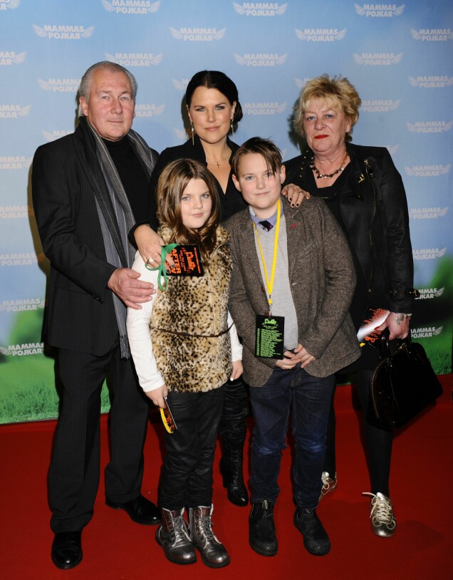 Mia Skäringer med barnen Heli och Alfred och svärföräldrarna Bosse och Anette på premiären av Mammas pojkar på Rigoletto i Stockholm, 2012. Mia Skäringer med barnen Heli och Alfred och svärföräldrarna Bosse och Anette på premiären av Mammas pojkar på Rigoletto i Stockholm, 2012.
