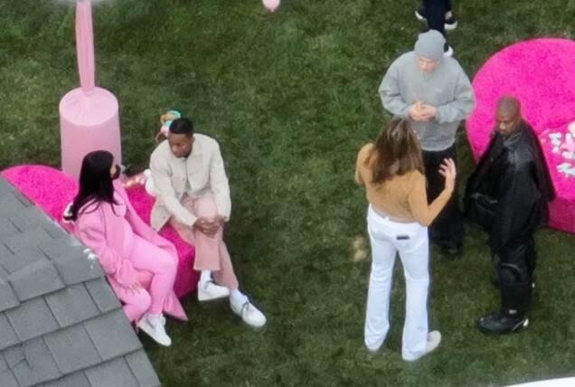Inzoomade flygfoton visar Kanye West på plats, pratandes med andra gäster. Till vänster i bild sitter värdparet Kylie Jenner och Travis Scott. Kylies babybula syns under den rosa byxdressen. Inzoomade flygfoton visar Kanye West på plats, pratandes med andra gäster. Till vänster i bild sitter värdparet Kylie Jenner och Travis Scott. Kylies babybula syns under den rosa byxdressen.