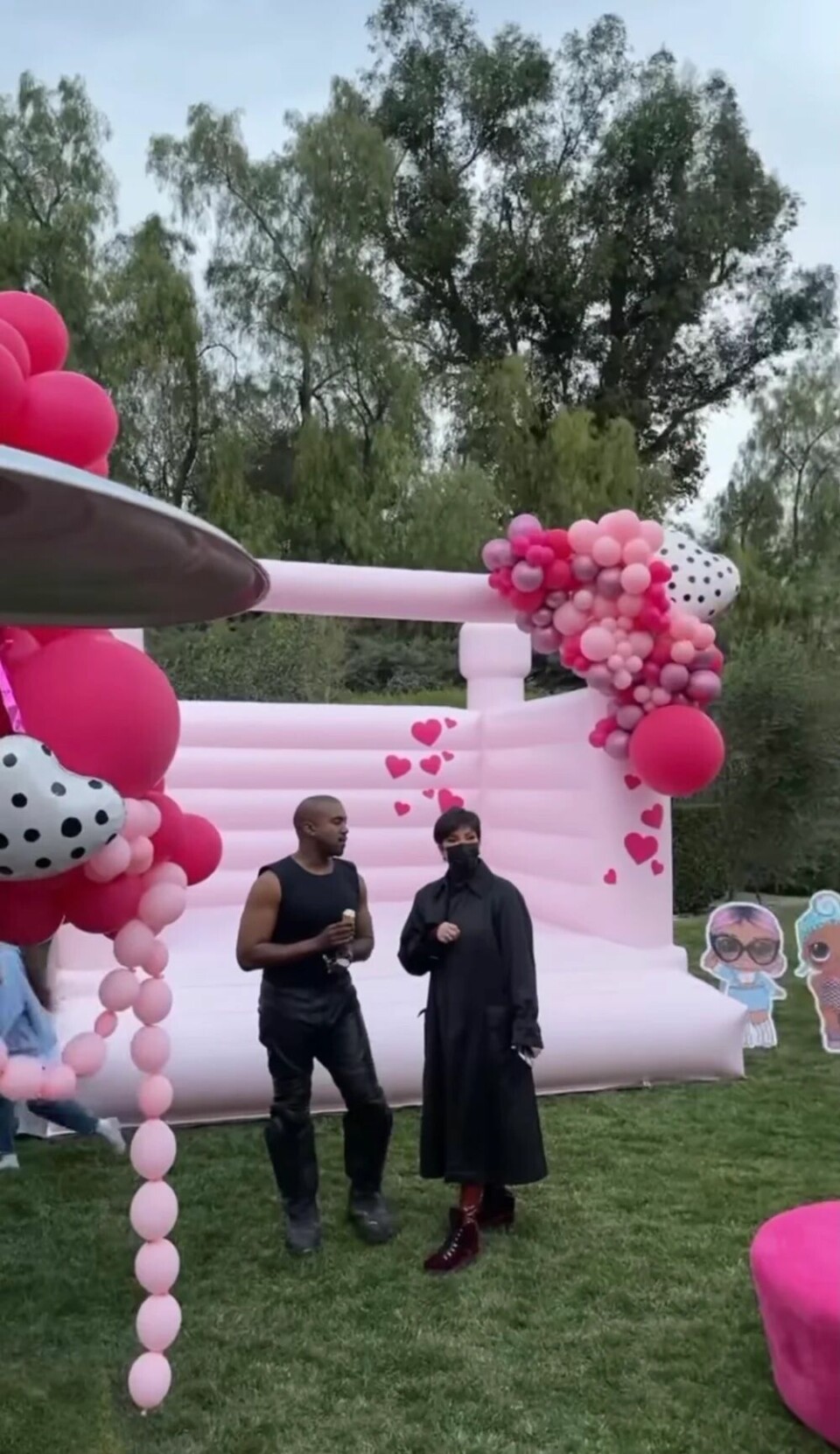 Kourtney Kardashians bonusdotter Atiana De La Hoya postade en bild på Instagram story där Kanye West syns mingla med sin svärmor Kris Jenner. Kourtney Kardashians bonusdotter Atiana De La Hoya postade en bild på Instagram story där Kanye West syns mingla med sin svärmor Kris Jenner.