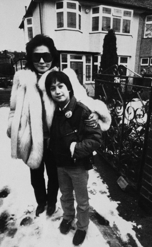 Yoko Ono och Sean Lennon utanför John Lennons barndomshem på Menleve Avenue i Liverpool, England, i samband med en minnesturné för den före detta The Beatles-medlemmen. Yoko Ono och Sean Lennon utanför John Lennons barndomshem på Menleve Avenue i Liverpool, England, i samband med en minnesturné för den före detta The Beatles-medlemmen.