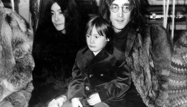 John Lennon och Yoko Ono tillsammans med Johns äldsta son Julian Lennon. John Lennon och Yoko Ono tillsammans med Johns äldsta son Julian Lennon.