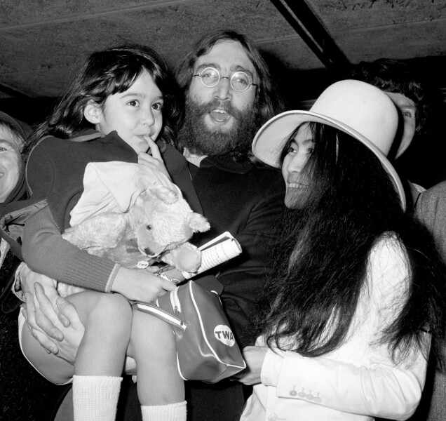 Här John Lennon med Yoko Ono och hennes dotter Kyoko Cox, då 6 år. Här John Lennon med Yoko Ono och hennes dotter Kyoko Cox, då 6 år.