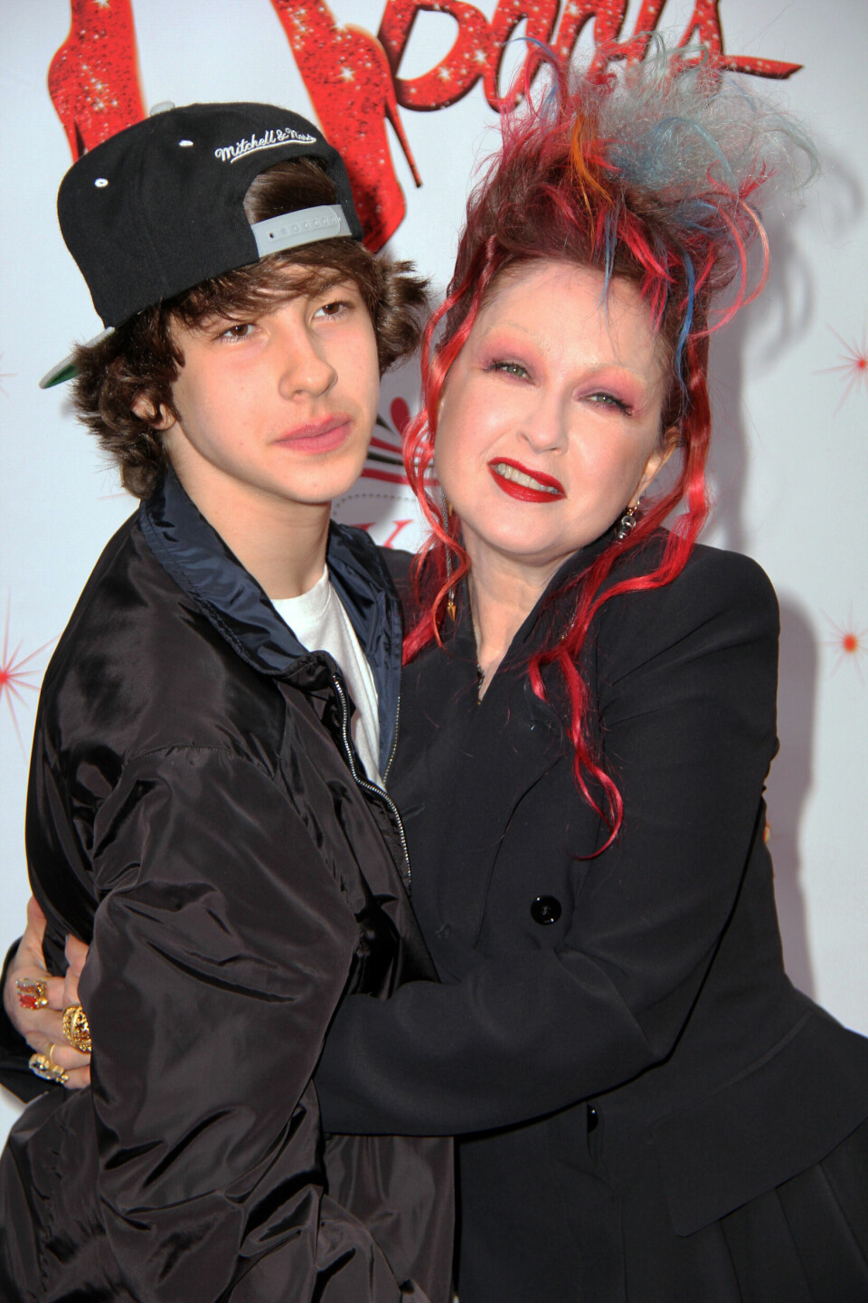 Cyndi Lauper och sonen Dex Thornton gör sällskap på röda mattan 2013. Cyndi Lauper och sonen Dex Thornton gör sällskap på röda mattan 2013.