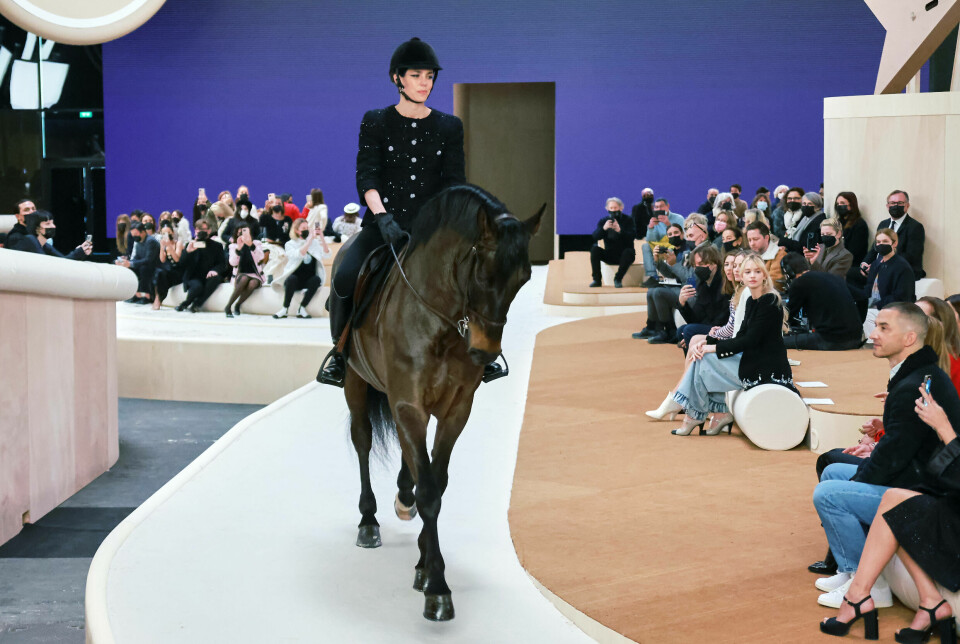 En ovanlig syn på modeveckan, kändismodellen Charlotte Casiraghi på häst! En ovanlig syn på modeveckan, kändismodellen Charlotte Casiraghi på häst!