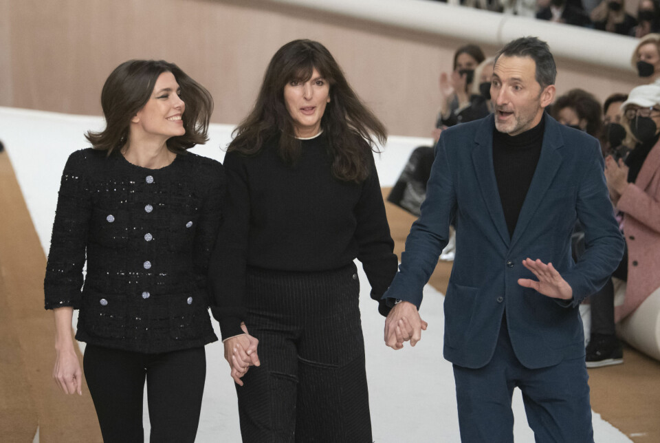 Charlotte Casiraghi tar efter visningen emot publikens jubel tillsammans med Virginie Viard, kreativ chef för Chanel, och konstnären Xavier Veilhan. Charlotte Casiraghi tar efter visningen emot publikens jubel tillsammans med Virginie Viard, kreativ chef för Chanel, och konstnären Xavier Veilhan.