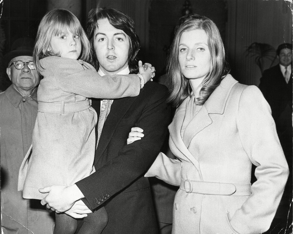 År 1969. Heather McCartney med adoptivpappa Paul och biologiska mamma Linda. År 1969. Heather McCartney med adoptivpappa Paul och biologiska mamma Linda.
