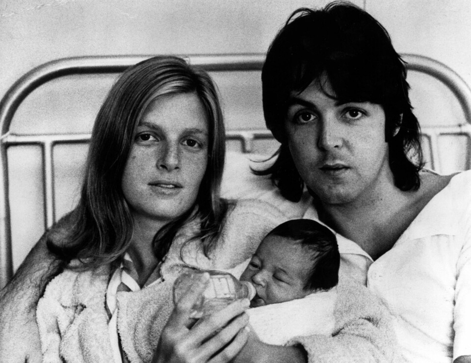 Nyfödda Mary McCartney i föräldrarnas armar år 1969. Nyfödda Mary McCartney i föräldrarnas armar år 1969.