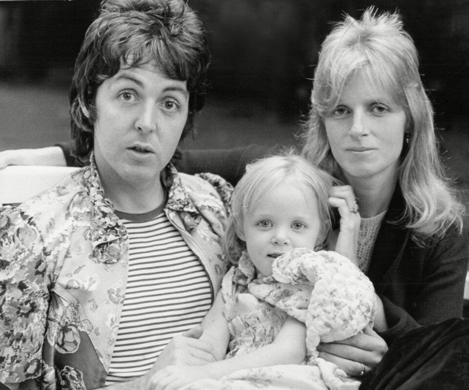 År 1974, Stella McCartney som barn med päronen Paul och Linda. År 1974, Stella McCartney som barn med päronen Paul och Linda.