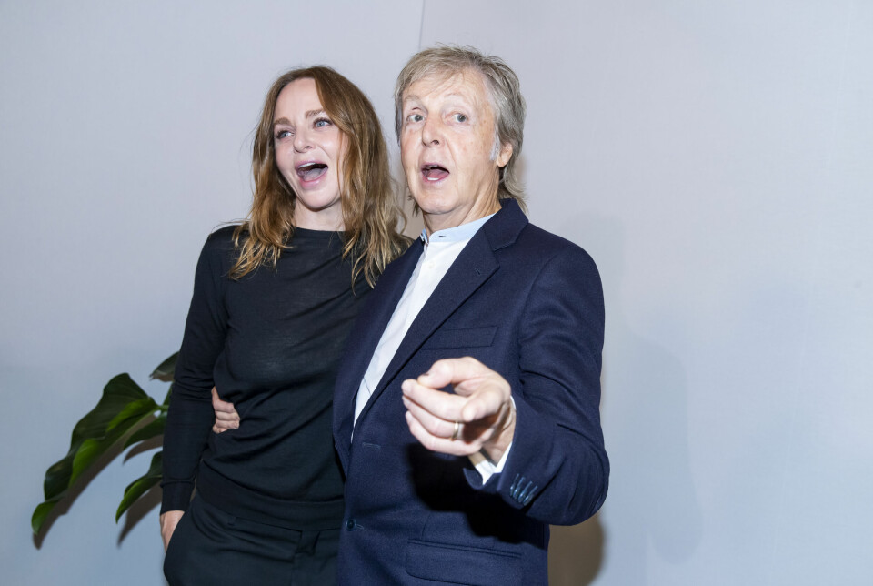 Nutid. Stella och pappa Paul McCartney spexar för kameran. Nutid. Stella och pappa Paul McCartney spexar för kameran.