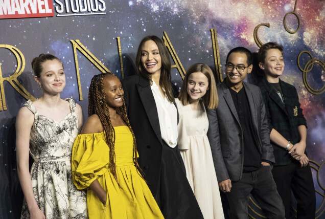 Shiloh, Zahara, Vivienne, Maddox och Knox gör mamma Angelina Jolie sällskap under premiären av filmen Eternals. Shiloh, Zahara, Vivienne, Maddox och Knox gör mamma Angelina Jolie sällskap under premiären av filmen Eternals.
