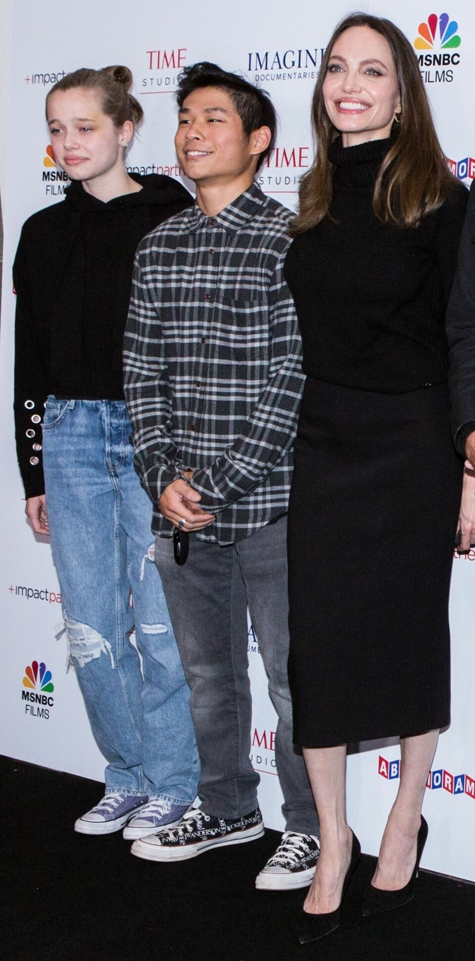 Shiloh Jolie-Pitt med 18-åriga storebror Pax och mamma Angelina Jolie på röda mattan 2021. Shiloh Jolie-Pitt med 18-åriga storebror Pax och mamma Angelina Jolie på röda mattan 2021.