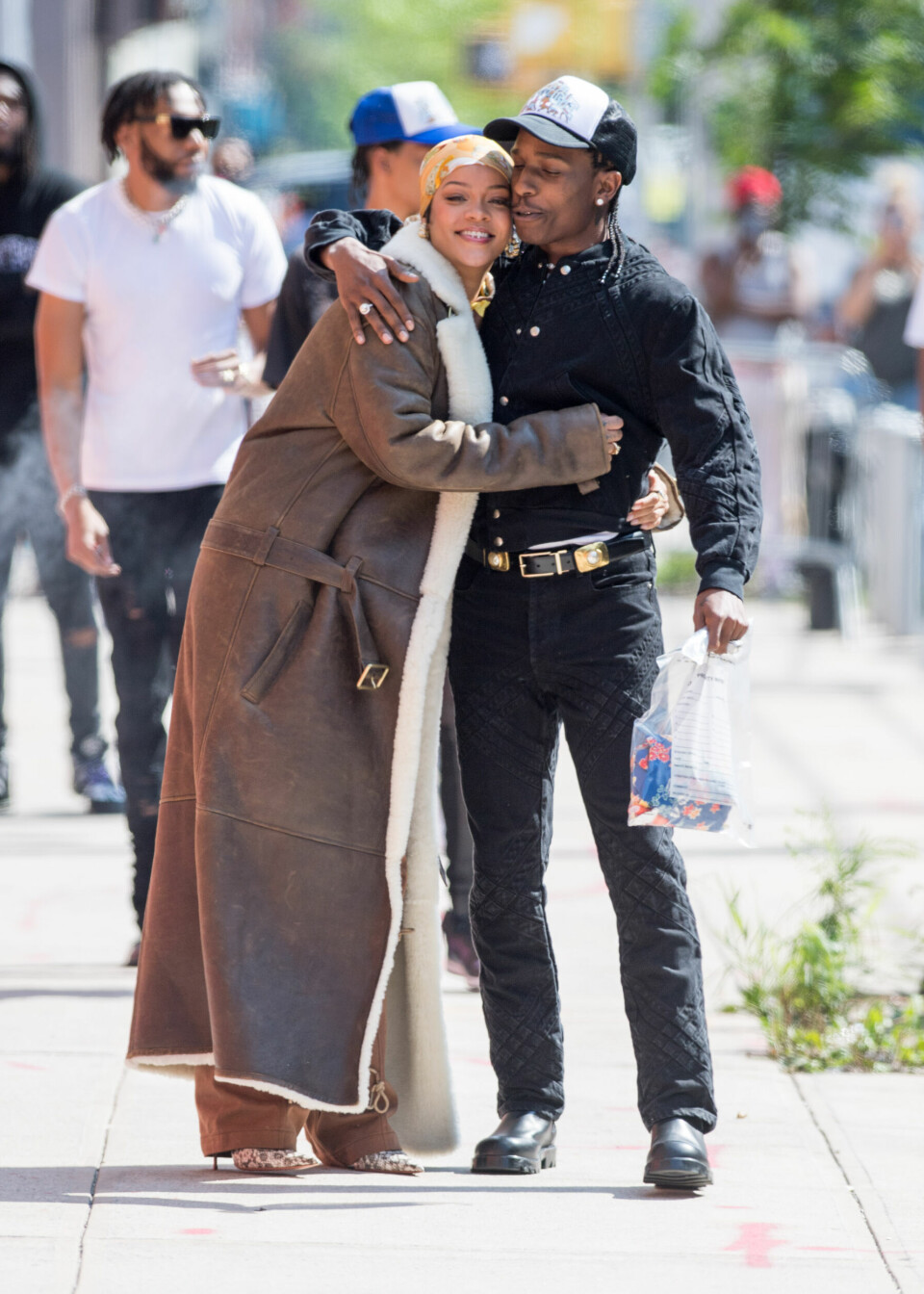 Rihanna och ASAP Rocky under en romantisk promenad i Harlem, New York sommaren 2021. Rihanna och ASAP Rocky under en romantisk promenad i Harlem, New York sommaren 2021.
