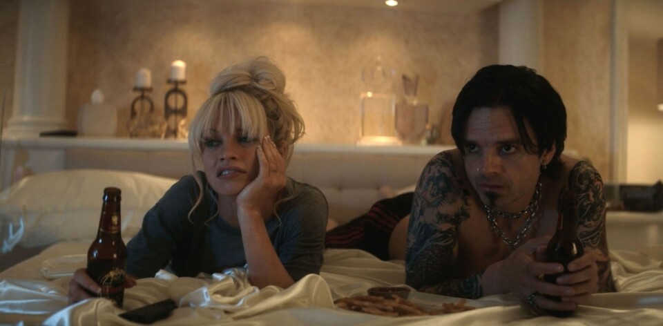 Lily James och Sebastian Stan i rollerna som Pamela Anderson och Tommy Lee i Pam & Tommy på Disney+. Lily James och Sebastian Stan i rollerna som Pamela Anderson och Tommy Lee i Pam & Tommy på Disney+.