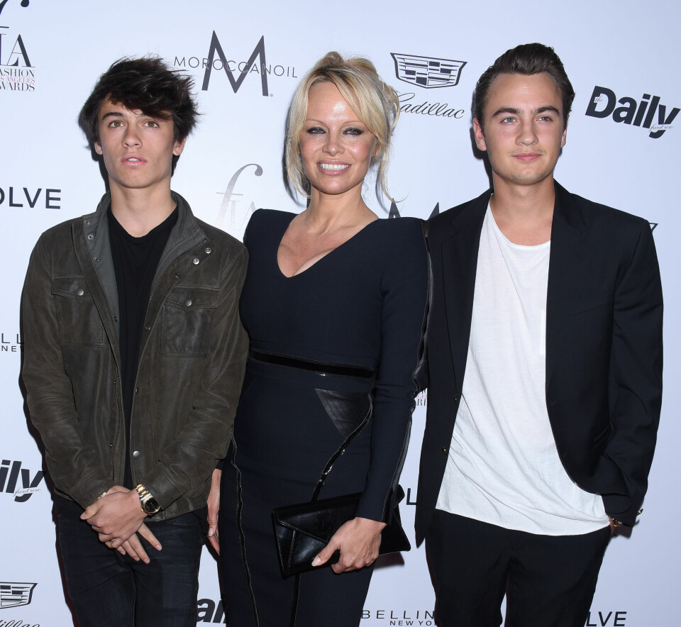 Pamela Anderson på röda mattan tillsammans med sina och Tommy Lees gemensamma söner Dylan och Brandon. Pamela Anderson på röda mattan tillsammans med sina och Tommy Lees gemensamma söner Dylan och Brandon.