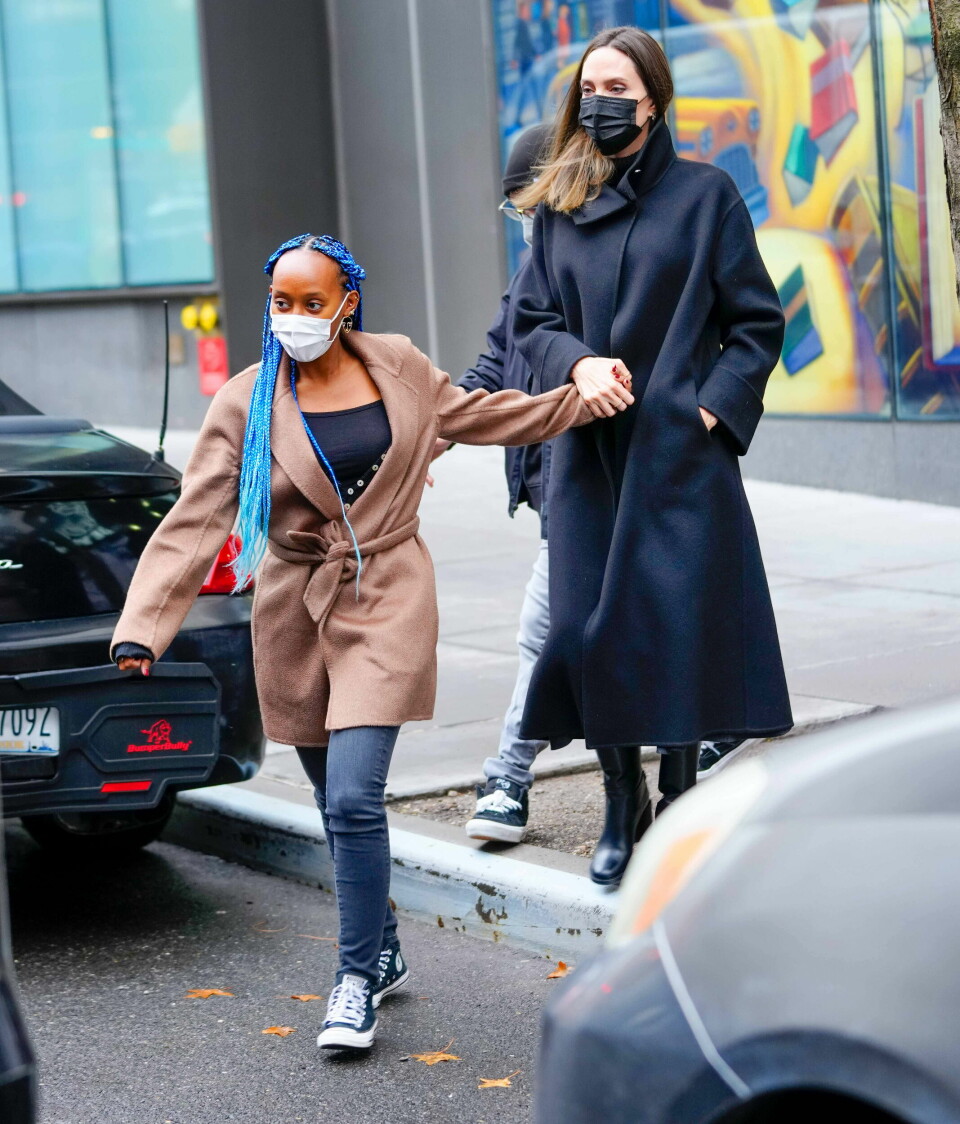 This way, mama! Zahara går med bestämda steg och mamma Angelina Jolie får följa med. This way, mama! Zahara går med bestämda steg och mamma Angelina Jolie får följa med.