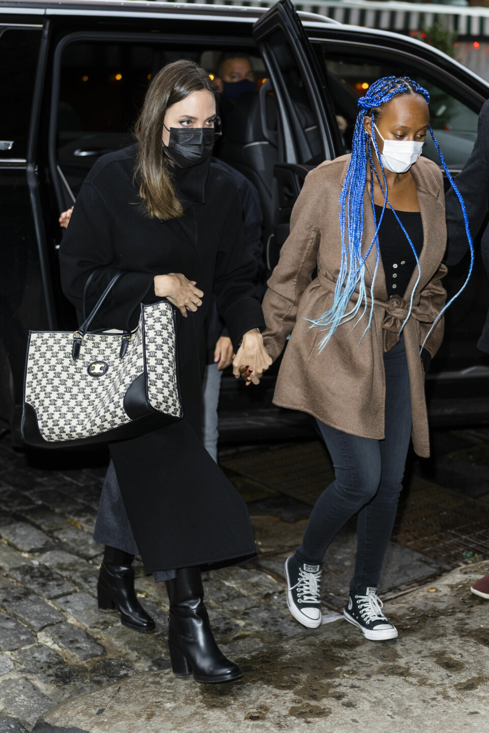 Mor och dotter, Angelina och Zahara Jolie-Pitt, kliver ut på stan. Mor och dotter, Angelina och Zahara Jolie-Pitt, kliver ut på stan.