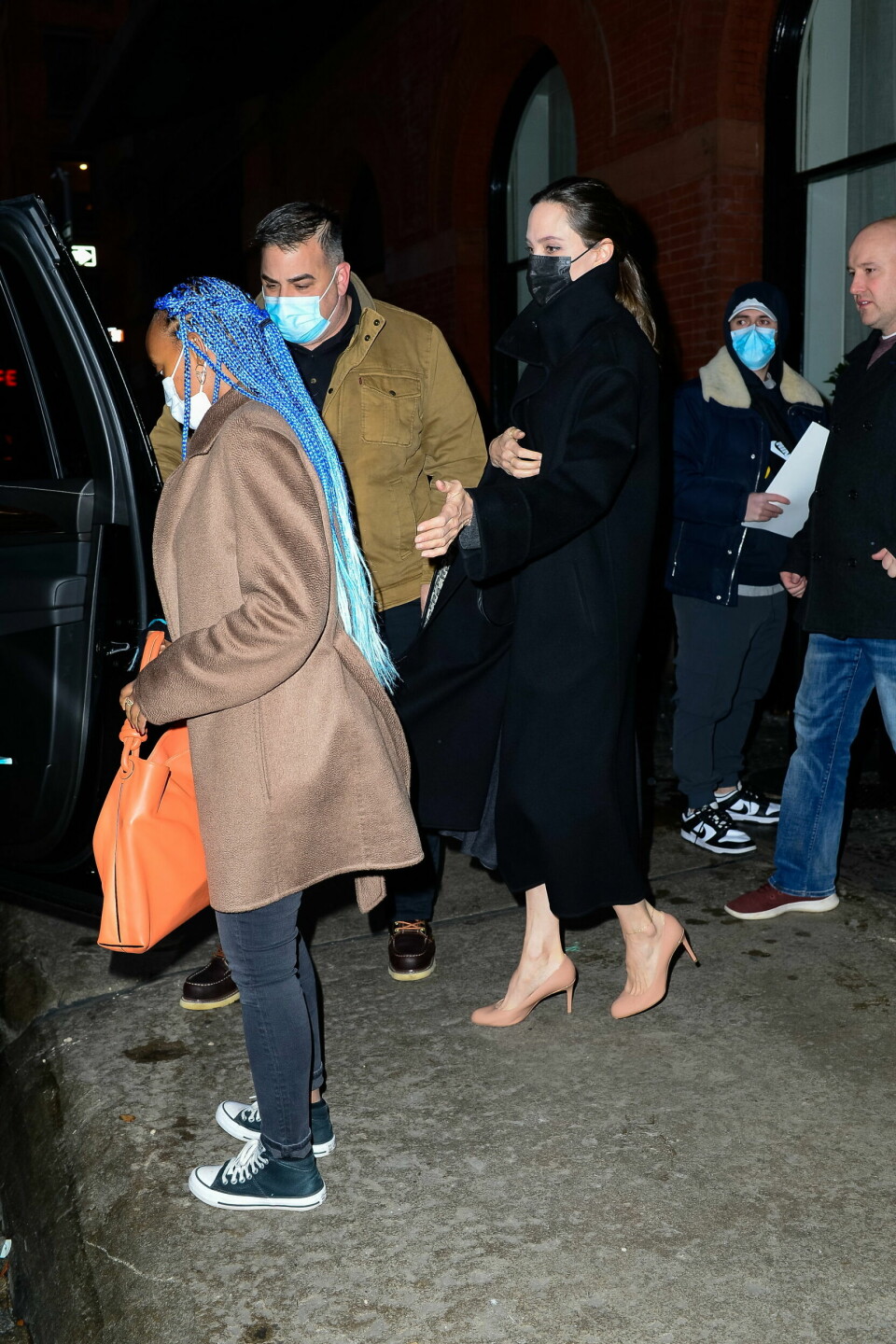 Senare samma dag har Angelina Jolie bytt om till pumps och Zahara plockat fram en orange väska. Senare samma dag har Angelina Jolie bytt om till pumps och Zahara plockat fram en orange väska.