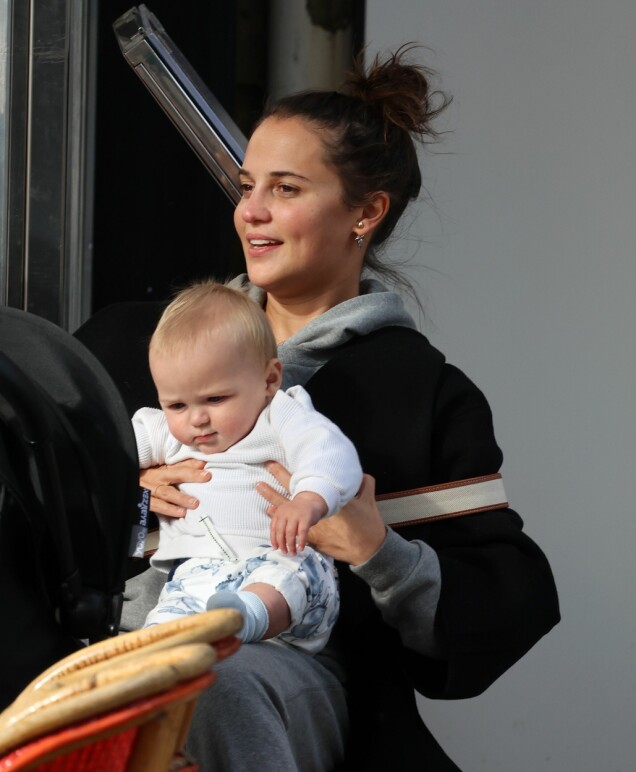 Alicia Vikander och sonen myser i Paris hösten 2021. Alicia Vikander och sonen myser i Paris hösten 2021.