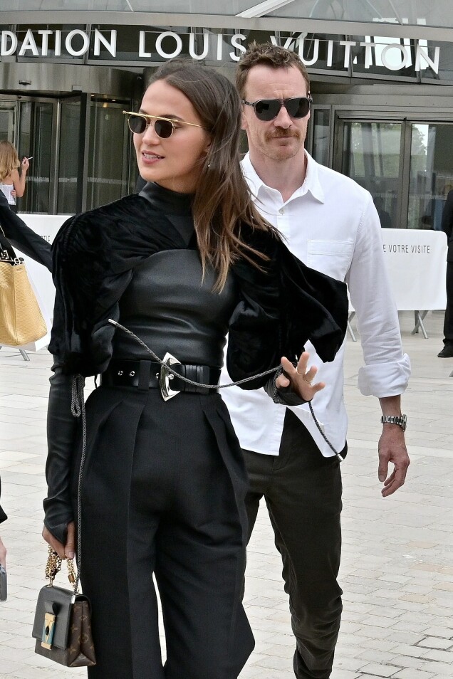Alicia Vikander och maken vid Louis Vuitton i Paris 2019. Alicia Vikander och maken vid Louis Vuitton i Paris 2019.